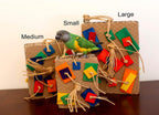 Juguete para loros con bloques de construcción de colores para mordisquear.