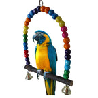 Columpio colorido de madera y con campanas para pájaros.