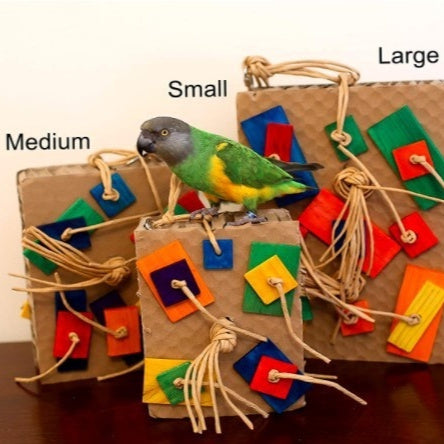 Juguete para loros con bloques de construcción de colores para mordisquear.