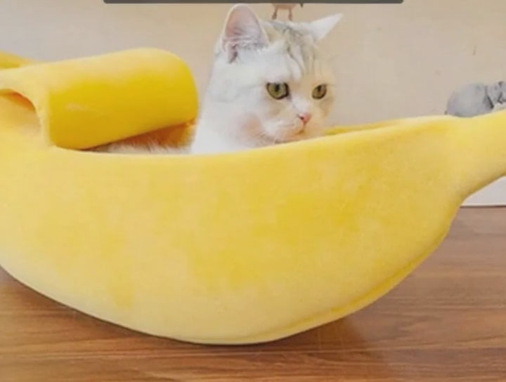 Saco de dormir para gatos y perros con forma de banana.